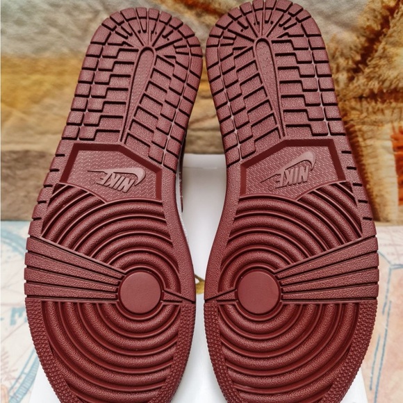 Women’s Jordan 1 Beetroot with pendants - Picture 4 of 5